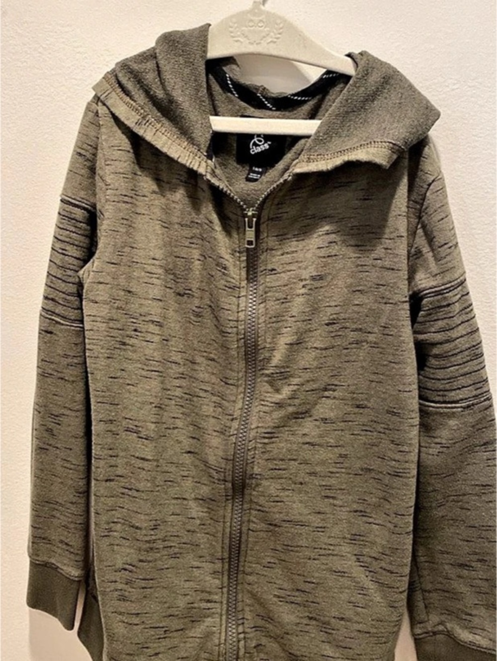 Boys’ Art Class Textured Zip Hoodie in Army Green Size Medium Like New